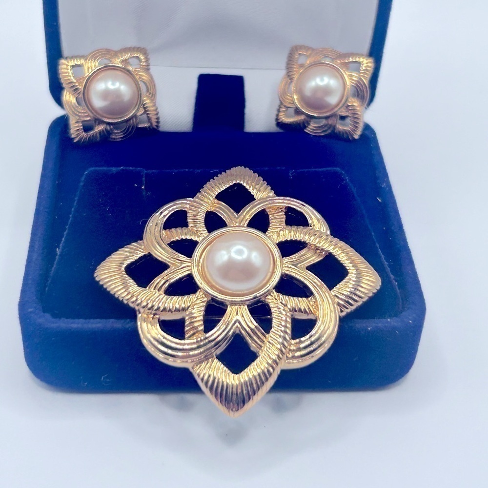 Vintage Pearl Gold Brooch Matching Earrings Set Post Backs​​​​​​​​​ - Picture 8 of 8